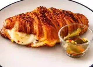 Popular item de Sorbos BREW: Croissant Smash Grilled Cheese